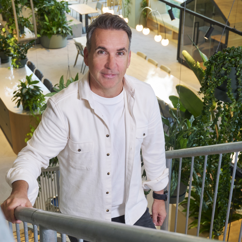 Francois Eijgelshoven op de trap, in de achtergrond het kantoor | iSprout