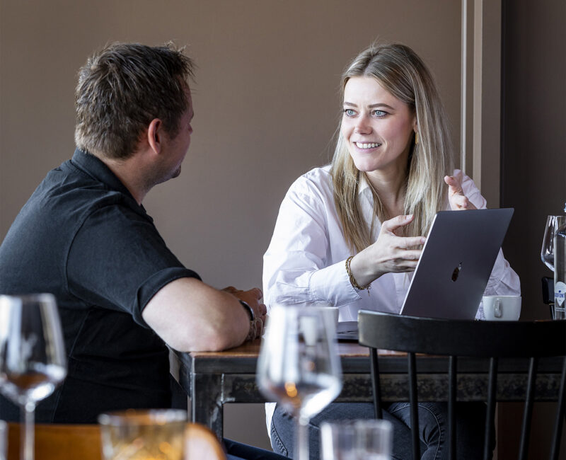 Marian van Please en Joey van Proeflokaal Bregje in gesprek
