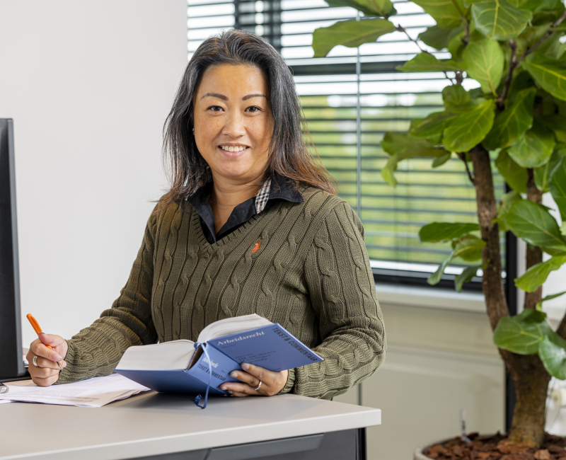 Medewerker juridisch aan het werk