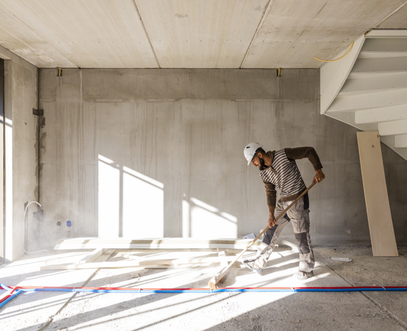 een medewerker in de bouw aan het werk