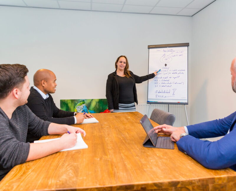 Medewerkers van een uitzendbureau in overleg