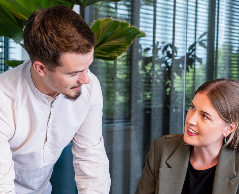 Medewerkers van Please in overleg