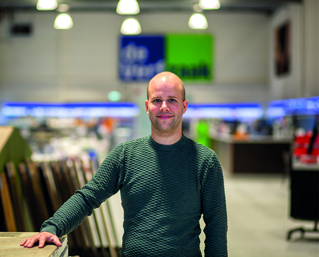 Kale man lachend naar de camera | De Verfzaak