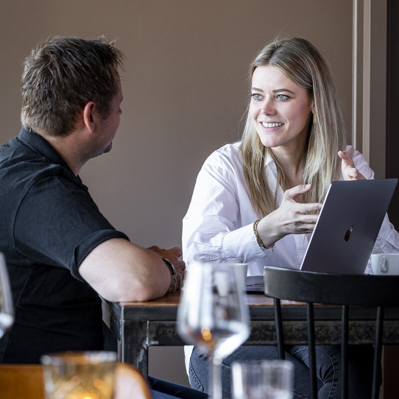 Marian van Please en Joey van Proeflokaal Bregje in gesprek