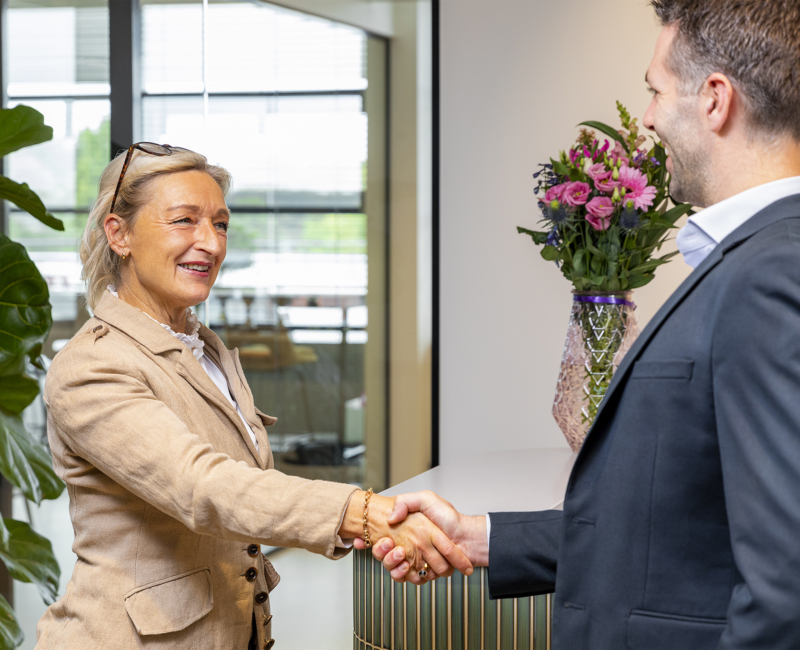 Henriette geeft Yvo een hand